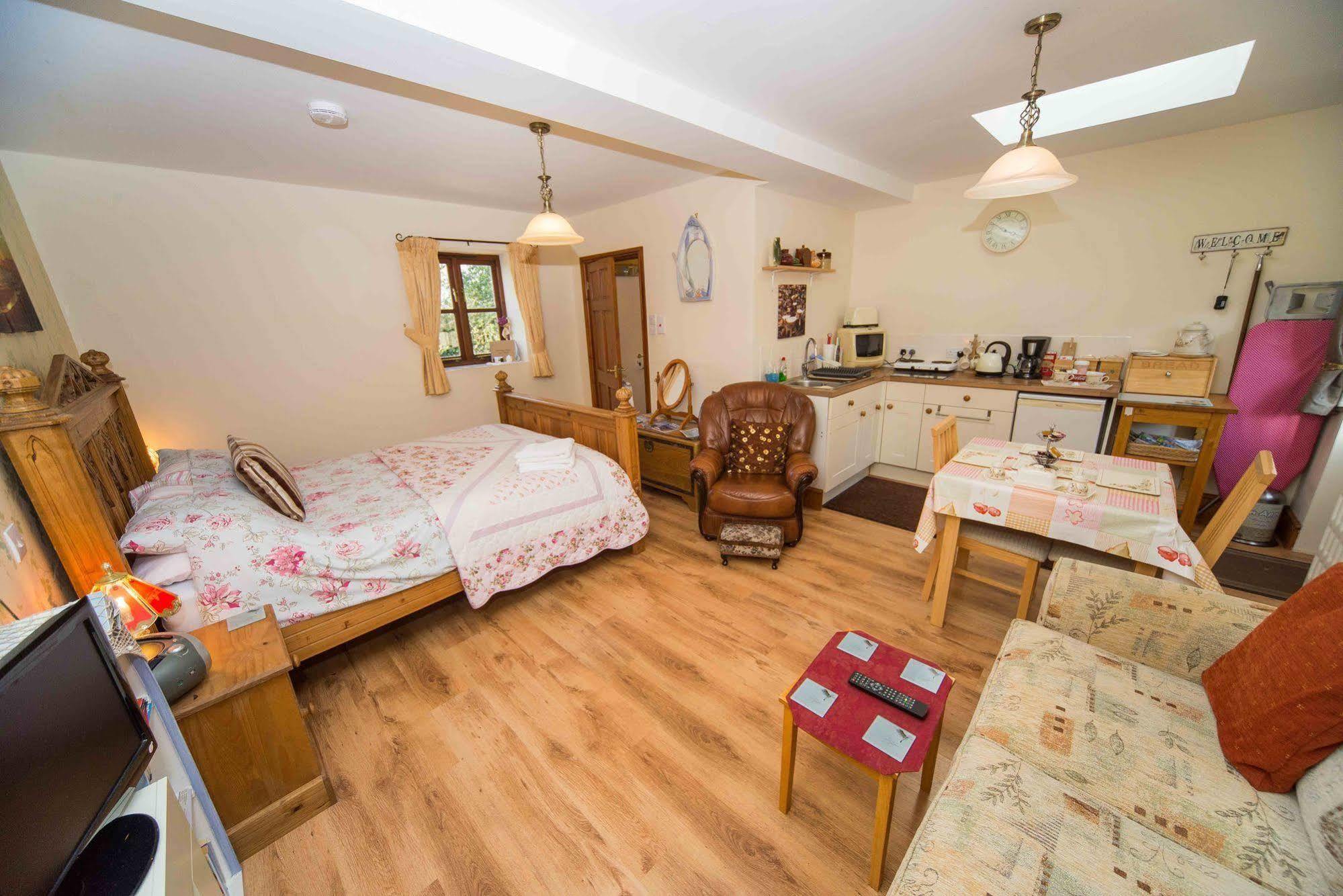 Stunning Countryside Views & Private Balcony! Cozy Room, 3 Miles To Lyme Regis - Free Parking & Wifi Axminster Exterior foto