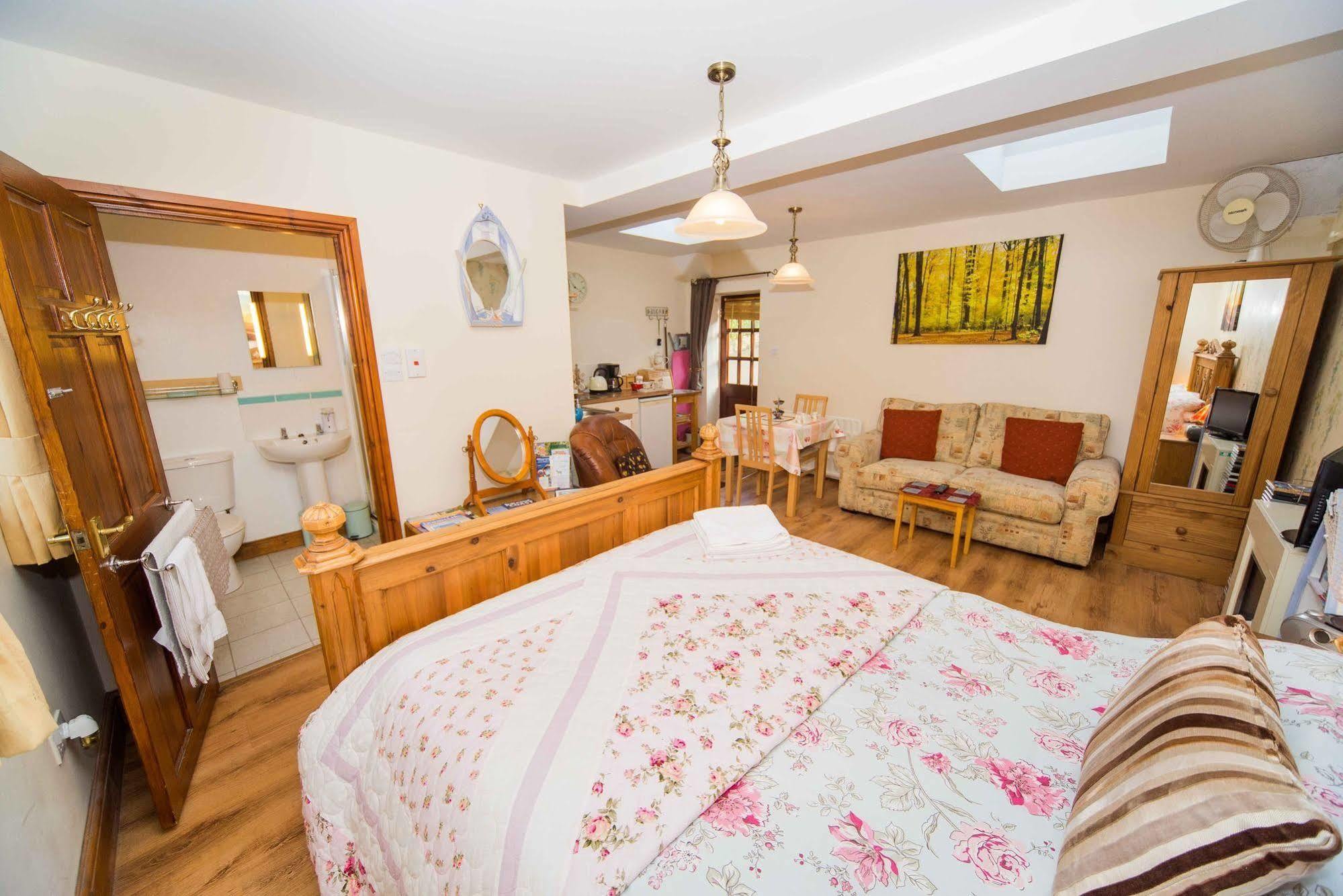 Stunning Countryside Views & Private Balcony! Cozy Room, 3 Miles To Lyme Regis - Free Parking & Wifi Axminster Exterior foto