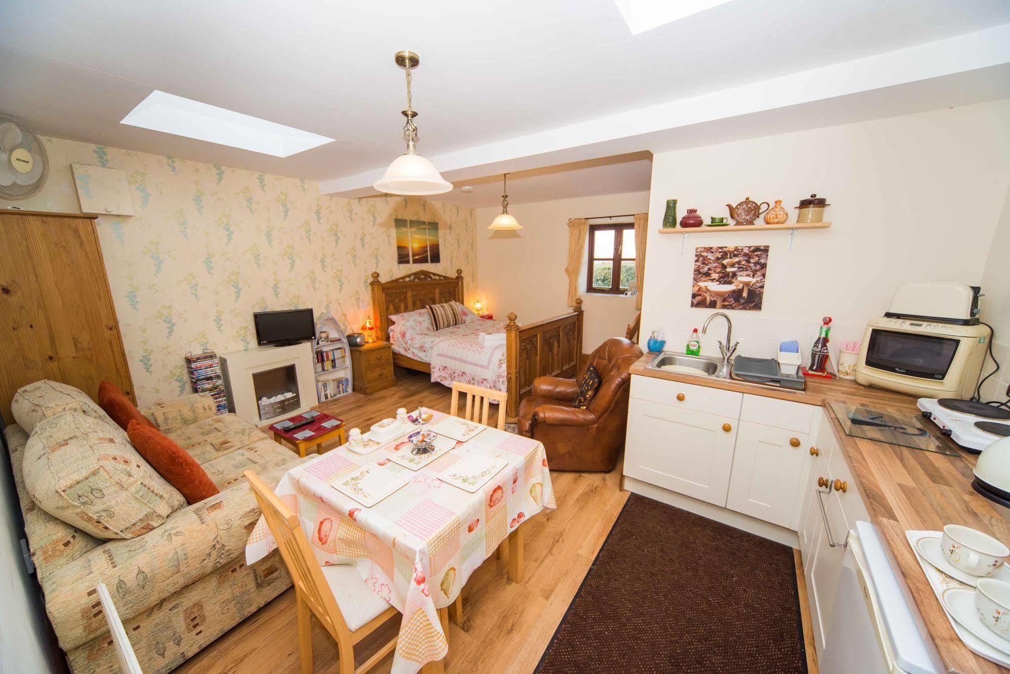 Stunning Countryside Views & Private Balcony! Cozy Room, 3 Miles To Lyme Regis - Free Parking & Wifi Axminster Exterior foto