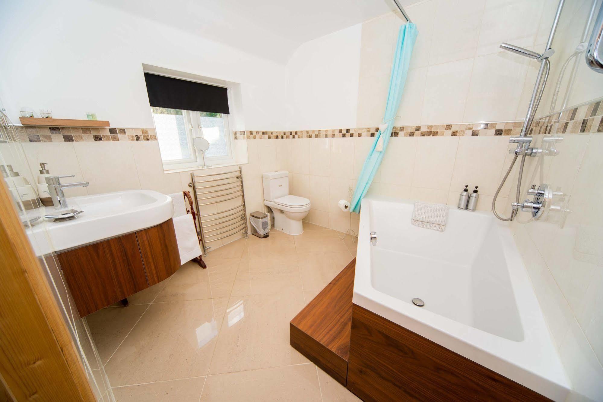 Stunning Countryside Views & Private Balcony! Cozy Room, 3 Miles To Lyme Regis - Free Parking & Wifi Axminster Exterior foto